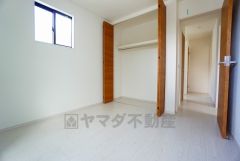 暖かい日差しが差し込む洋室。たっぷり収納できるクローゼット付きでお部屋の中をすっきりと快適に保てます。