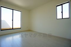 同仕様写真。主寝室としてお使いいただけそうなこちらのお部屋は、日当たりが良く、爽やかな風を感じて起きる朝は、快適生活の始まりに。