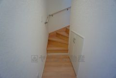 ご年配の方でも安心できる、手すり付き階段です＾＾段差も低めで設定されてますので安全性にも優れてますね＾＾