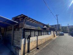 前面道路は公道西側約6ｍ。車の通行が少なく小さなお子様がいるご家庭でも安心して過ごせます＾＾