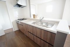 対面式カウンターキッチンでお子様の様子が見守れます。カウンタートップは耐熱性に優れており、日ごろのお掃除もふき取るだけでＯＫ。ステンレスシンクも簡単にお掃除できますよ。