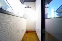 お洗濯物を干すスペースとしても十分な広さがあります。  お天気の良い日はお洗濯物がよく乾きそうな日当たり良好のバルコニーです＾＾