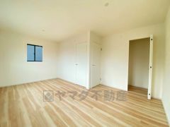 2面採光を確保した明るい室内は、風通しも良く、大変居心地の良い空間となっております。爽やかな風を感じて起きる朝は、快適生活の始まりに。