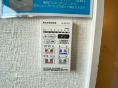 雨の日の洗濯も安心できる浴室暖房乾燥機付き浴室。リモコンで操作もボタン1つで簡単。 浴室暖房乾燥機には、暖房、乾燥、涼風、換気の4つの機能が付いています。タイマー付きです。