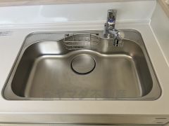 広々とした凸型シンクに洗剤ポケットを標準装備。大きなお鍋など洗いやすいです。洗剤や石鹸、スポンジもすっきりできる収納付き。