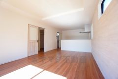 家族が集まる開放的なリビング。約17帖の大空間で毎日のお食事が楽しみです＾＾思い思いの時間を過ごしたり、家族みんなで食事をしたり、素敵な団らんの場になりますね。