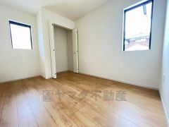 2面採光を確保した明るい室内は、風通しも良く、大変居心地の良い空間となっております。爽やかな風を感じて起きる朝は、快適生活の始まりに。