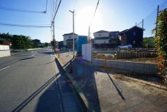 前面道路は南東側約9.1～9.5ｍ。幅広いため、駐車やお車の離合もスムーズです＾＾