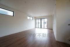 大きな窓のあるリビングは、陽光あふれる明るい空間です。居心地良く、ご家族皆がゆったり寛げる憩いの空間となりそうです。