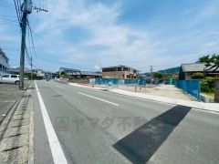 前面道路は西側約8.6ｍ。車の離合がスムーズで余裕を持って駐車出来ます＾＾ 福岡ICまで車で約20分。（6.4ｋｍ）おでかけに便利。