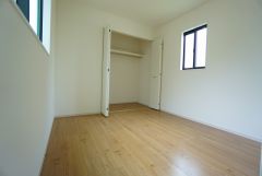 住む人のこだわりを活かす洋室＾＾日当たりがよく、寝室としての利用もおすすめ。広めのクローゼットもあり荷物もすっきり片付けれ、ゆとりのある暮らしが出来ます＾＾