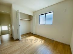 木目調のシンプルデザインで落ち着きと安らぎの空間に仕上げています。各部屋に収納が完備されているので、お荷物が多くなっても安心の設計です。