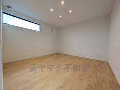 住む人のこだわりを活かす洋室＾＾日当たりがよく、寝室としての利用もおすすめ。広めのクローゼットもあり荷物もすっきり片付けれ、ゆとりのある暮らしが出来ます＾＾