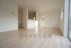 同仕様写真。対面式キッチンを中心としたリビングダイニングで家族の会話が弾みそうです。