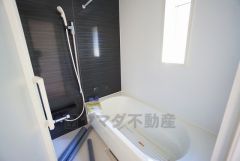 1日の疲れを癒すくつろぎのバスルーム。足を伸ばしてもゆったりと入れるサイズです。お子様と一緒にお風呂に入っても狭くないですね^^