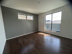 住む人のこだわりを活かす洋室＾＾日当たりがよく、寝室としての利用もおすすめ。広めのクローゼットもあり荷物もすっきり片付けれ、ゆとりのある暮らしが出来ます＾＾