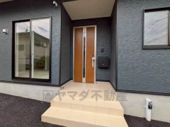 ブラウントーンの玄関扉＾＾外壁とマッチングしていてかっこいいですね＾＾家の顔となる玄関扉がかっこいいと、たくさんの人を招き入れたくなりますね＾＾