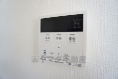 給湯器リモコンはキッチン横からボタンひとつで操作が楽々。通話ボタン付きでお子様とも会話ができて安心です。