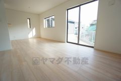 大きな窓のあるリビングは、陽光あふれる明るい空間です。居心地良く、ご家族皆がゆったり寛げる憩いの空間となりそうです。