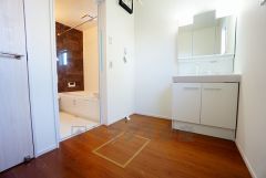 同仕様写真。三面鏡つき洗面台。収納も一体型になっているので、ドライヤーやヘアアイロンの置き場に困りませんね。