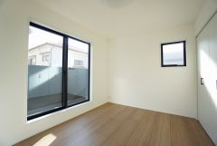 2面採光を確保した明るい室内は、風通しも良く、大変居心地の良い空間となっております。爽やかな風を感じて起きる朝は、快適生活の始まりに。