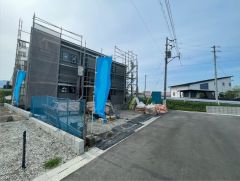 車の通行が少なく小さなお子様がいるご家庭でも安心して過ごせます＾＾幅広いため、車の離合や駐車がスムーズです＾＾