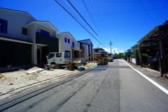ゆったりとした6ｍ幅の道路をはさんでいることで陽射しを遮られることなくとても明るいです。