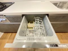 家事の時間が短縮できる食器洗浄乾燥機付。後片付けもラクラクです。 食器を洗う手間が減るので家族とのコミュニケーションの時間や自分の時間が増えますね。