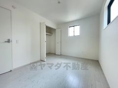 2面採光を確保した明るい室内は、風通しも良く、大変居心地の良い空間となっております。爽やかな風を感じて起きる朝は、快適生活の始まりに。