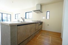 対面式カウンターキッチンでお子様の様子が見守れます。カウンタートップは耐熱性に優れており、日ごろのお掃除もふき取るだけでＯＫ。ステンレスシンクも簡単にお掃除できますよ。