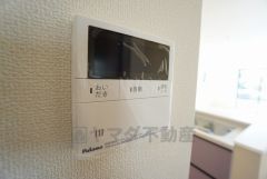キッチン横からお湯張り、追い炊き、足し湯がボタン一つで楽々操作できる給湯機リモコンです＾＾忙しい夕飯の準備の時間帯に重宝しますね。