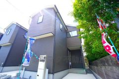 駐車スペースはゆとりある2台分を確保。マイカー用に、お客さま用に、余裕を持ってご利用いただけます。