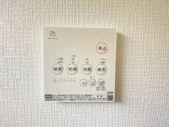 浴室暖房乾燥機には、暖房、乾燥、涼風、換気の4つの機能が付いています。タイマー付きです。