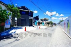 前面道路は大型車両などの通行も少なく小さなお子様がいるご家庭も安心です＾＾カースペースは3台駐車出来ます＾＾