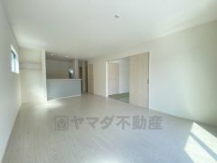 家族が集まる開放的なリビング。約19帖の大空間で毎日のお食事が楽しみです＾＾思い思いの時間を過ごしたり、家族みんなで食事をしたり、素敵な団らんの場になりますね。