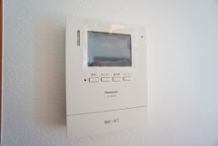 防犯性もばっちり、TVモニター付きインターフォン完備。大きなモニターで玄関先を確認できます。録画機能が付いているので不在時の訪問者も確認できて安心です^^