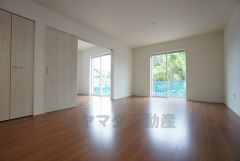 同仕様写真。断熱性能の窓ガラスを採用。省エネ、光熱費カットにも貢献します。 夏は涼しく、冬は暖かく快適に過ごせます。