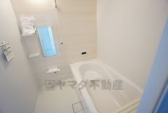 1日の疲れを癒すくつろぎのバスルーム。足を伸ばしてもゆったりと入れるサイズです。お子様と一緒にお風呂に入っても狭くないですね＾＾