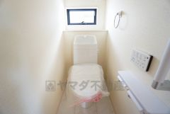 ウォシュレット付トイレです。節水機能もあるので、安心して使えますね。もちろん、1階2階の2ヶ所にトイレがあるので、忙しい朝にもゆとりができますね。