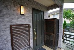 家の顔となる玄関扉がかっこいいと、たくさんの人を招き入れたくなりますね＾＾奥まって設置されており、雨にも濡れにくくなっています。