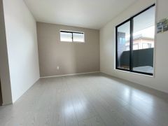 住む人のこだわりを活かす洋室＾＾日当たりがよく、寝室としての利用もおすすめ。広めのクローゼットもあり荷物もすっきり片付けれ、ゆとりのある暮らしが出来ます＾＾