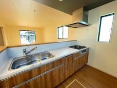 対面式カウンターキッチンでお子様の様子が見守れます。カウンタートップは耐熱性に優れており、日ごろのお掃除もふき取るだけでＯＫ。ステンレスシンクも簡単にお掃除できますよ。 