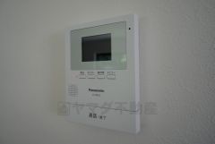 防犯性もばっちり、TVモニター付きインターフォン完備。大きなモニターで玄関先を確認できます。録画機能が付いているので不在時の訪問者も確認できて安心です^^