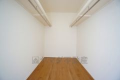 収納力豊富なウォークインクローゼット付き。洋服や小物などを1箇所にまとめて美しい収納を実現します。