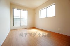 同仕様写真。2面採光を確保した明るい室内は、風通しも良く、大変居心地の良い空間となっております。爽やかな風を感じて起きる朝は、快適生活の始まりに。