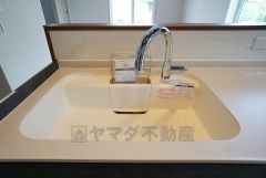 広々とした凸型シンクに洗剤ポケットを標準装備。大きなお鍋など洗いやすいです。洗剤や石鹸、スポンジもすっきりできる収納付き。