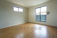 住む人のこだわりを活かす洋室＾＾日当たりがよく、寝室としての利用もおすすめ。広めのクローゼットもあり荷物もすっきり片付けれ、ゆとりのある暮らしが出来ます＾＾