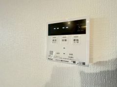 キッチン横に給湯器リモコンを設置していますので、忙しい時間帯でもスイッチ一つでお風呂の用意ができますよ＾＾