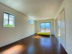 大きな窓のあるリビングは、陽光あふれる明るい空間です。居心地良く、ご家族皆がゆったり寛げる憩いの空間となりそうです。