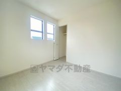 明るい洋室です。ナチュラル色のフローリングで開放的な優しい雰囲気になっています＾＾ベッドや机、ＴＶを置いてもゆとりのある広さです。